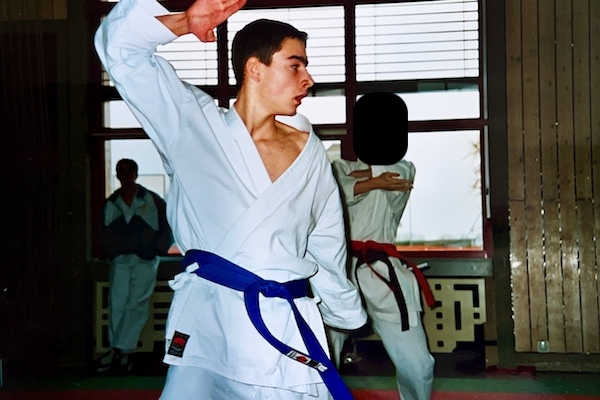 Cédric pratiquant les arts martiaux